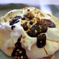 Pavlova de yogurt griego y chocolate.