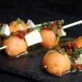 Brochetas de cantaloupe y mozarella con[...]