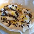 Merengue de frutas y chocolate caliente
