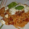 Espaguetis con salsa de tomate y ricotta.