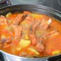 Costillas adobadas con patatas guisadas