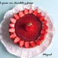 Pastel de queso con chocolate y fresas