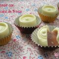 Bombones de chocolate blanco con curd de fresas