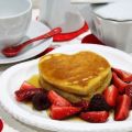 Tortitas de San Valentín con frutas rojas y[...]