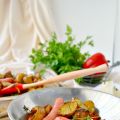 Patatas al horno con verduras y salchichas[...]