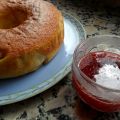 Bizcocho con mermelada de fresas casera