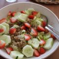 Ensalada de quinoa, pepino y fresas de invierno