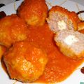 Albóndigas sorpresa con salsa de tomate al vino