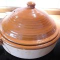 TAJINE DE CORDERO CON PASAS, ALMENDRAS y CUSCÚS.