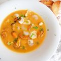 Sopa de pescado con pan tostado y tropezones