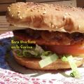 Hamburguesa de salmón con salsa teriyaki y[...]