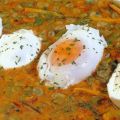 Huevos con ajos frescos y habitas