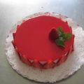 SEMIFRIO DE FRESAS CON GLASEADO BRILLANTE ROJO
