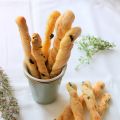 Palitos de pan con olivas y parmesano