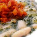 Fabes con espinacas y cubos de verdura