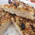 Focaccia de cebolla y aceitunas negras
