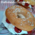Bagels con nata y frambuesas