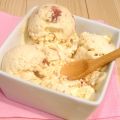 Helado de vainilla con grosellas