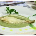 Dorada en salsa de berenjena y espinacas