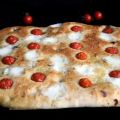 Focaccia al romero y ajo con tomates