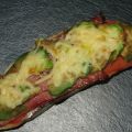 TOSTA DE AGUACATE, BACON Y QUESO