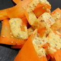 Cintas de zanahoria con salsa de yogur y mostaza