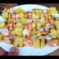 Brochetas de langostinos y piña.