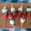 Mini brochetas de mozzarella, cherry y albahaca[...]