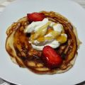 TORTITAS CON NATA, MIEL Y FRESAS