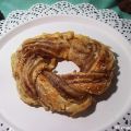 Rosca de hojaldre con cabello y canela.