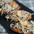 Tostadas de gulas con gambas