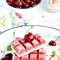 Polos de cereza con crema de yogur y nata