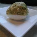 Huevos rellenos de aguacate, atún y feta