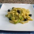 Macarrones con aguacate y salsa de anchoas