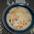 Arroz con leche con pasas y canela