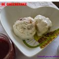 Helado de cheesecake con mermelada de fresas