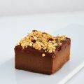 Tarta de chocolate, almendras y galletas