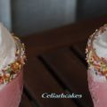 Decorar con sticks de colores un vaso.
