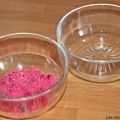 Decorar el borde de un vaso con azúcar.