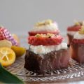 Atún marinado con fresas y pistachos