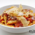 Penne rigate con salsa de tomate y hoisin, con[...]