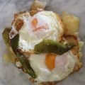 PATATAS A LO POBRE CON HUEVOS FRITOS.