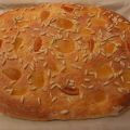 COCA DE PIÑONES Y FRUTA