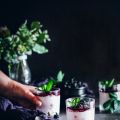 Vasos de mousse de yogur y mermelada de moras