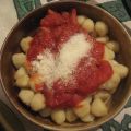 Gnocchis con tomate, beicon y queso