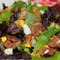 Ensalada variada con bacon y pan de ajo