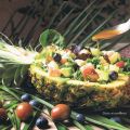 Ensalada de marisco en piña.