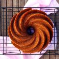 burnt sugar bundt cake con manzanas al ron