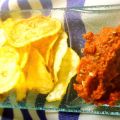 Papas fritas con salsa de tomate y ajo