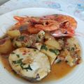 MERLUZA CON PATATAS Y GAMBAS